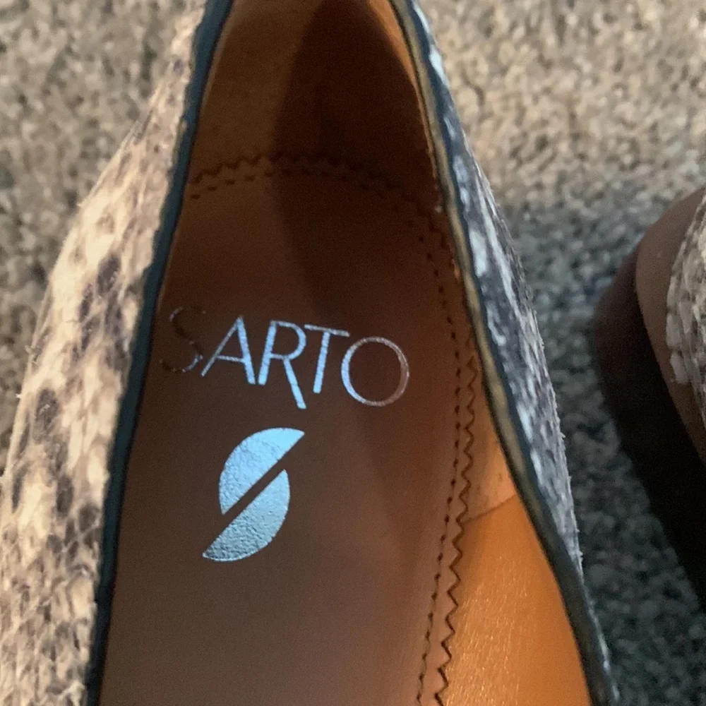 Perfect snakeskin Franco Sarto flats with silver chain accent. Sz 7. Fits 71/2.